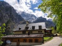 Gaststätte Wimbachschloß mit der Watzmann Westwand